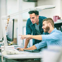 дизайнеры за работой с клиентом